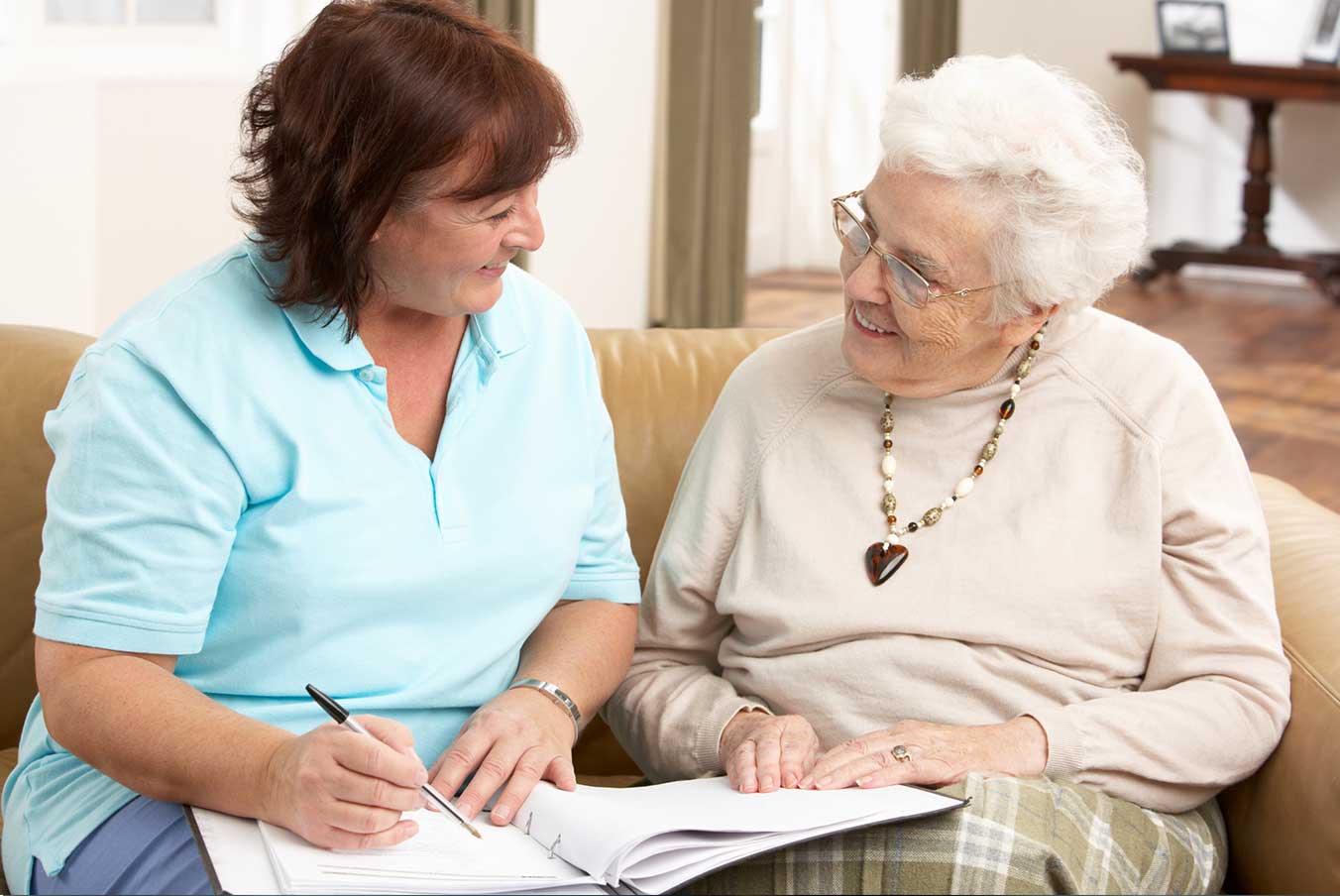 Beratungsgespräch mit einer Seniorin