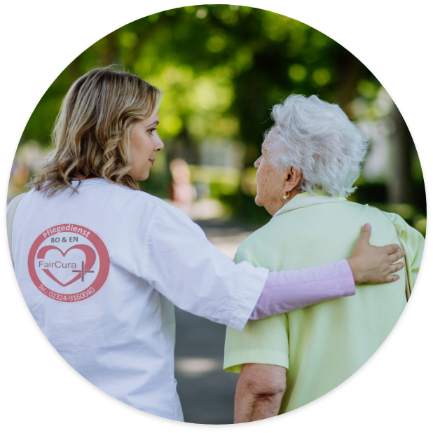 Pflegekraft spricht mit einer Patientin